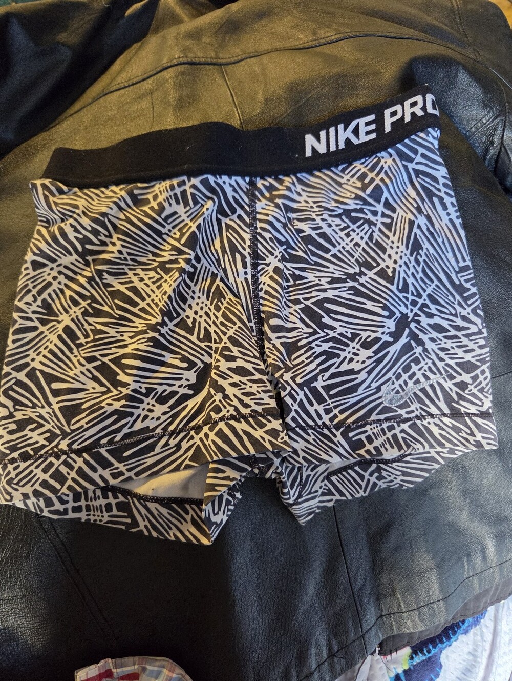 Ladies Nike Black & White Abstract Pattern Compression Shorts like new size S - Picture 1 of 3